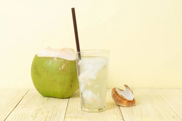 Kokoswasser Oder Kokossaft Glas Mit Eiswürfel — Stockfoto