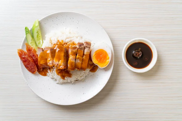 Daging Babi Renyah Perut Pada Nasi Dengan Saus Barbekyu Merah — Stok Foto