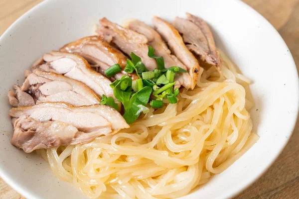 Mie Bebek Kering Dalam Mangkuk Putih Gaya Makanan Asia — Stok Foto
