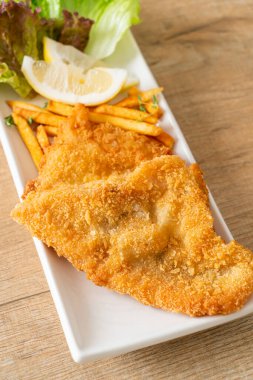 balık ve patates kızartması - kızarmış balık fileto patates cipsi ve limonlu beyaz tabak