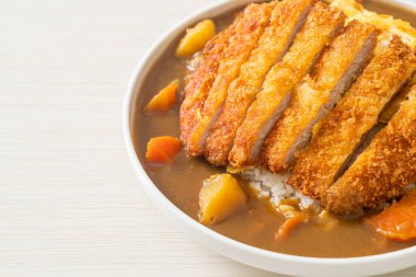 Tonkatsu soslu körili pilav domuz pirzolası ve kremalı omlet. Japon usulü.