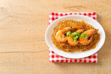 Güveçte veya fırında karides ve cam erişte veya vermicelli karides.