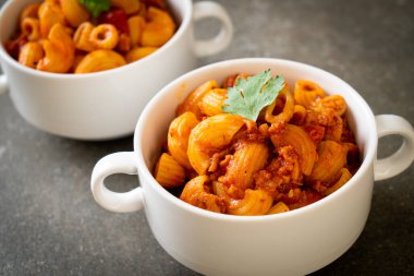 Domates soslu makarna ve kıymalı domuz eti, Amerikan usulü pirzola, Amerikan usulü gulaş.