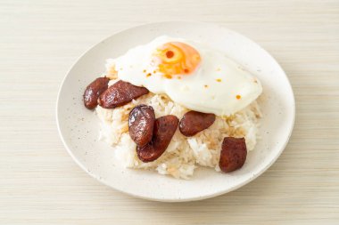 pilav ve sahanda yumurta ve Çin sosisi - Asya usulü ev yapımı yemek