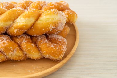 Tahta tabakta, sarmal şekilli şekerli çörek.