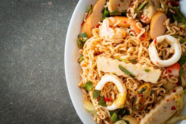 Anında baharatlı erişte salatası ve karışık et. Asya yemeği tarzı.