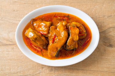 Kurutulmuş kırmızı köri soslu kırmızı kuyruklu yayın balığı mı yoksa baharatlı sosla servis edilen balıkla pişirilmiş köri kralı mı?