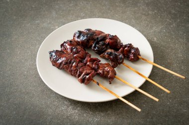 Izakaya usulü ızgara tavuk ciğeri şiş yakitori. Asya usulü.