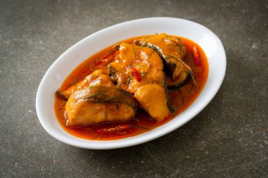 Kurutulmuş kırmızı köri soslu kırmızı kuyruklu yayın balığı mı yoksa baharatlı sosla servis edilen balıkla pişirilmiş köri kralı mı?