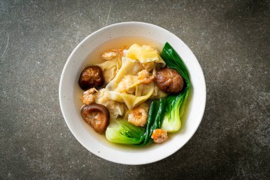 Karides ve sebzeli domuz köftesi çorbası. Asya usulü.