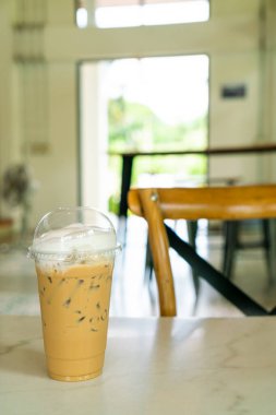 Kahve dükkanındaki masada buzlu cappuccino kahve bardağı.