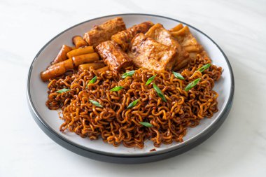 Odeng ve Omuk 'lu Jajangmyeon ya da Jajangmyeon - Kore usulü fasulye soslu balık köfteli Kore eriştesi - Kore yemeği tarzı