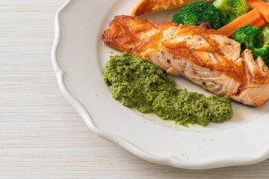 Pesto soslu ve sebzeli ızgara somon bifteği.