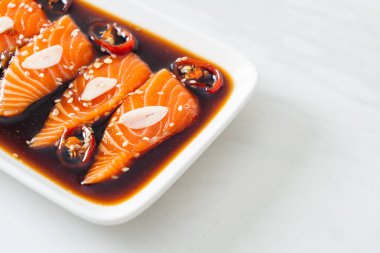 Salamura edilmiş somon balığı ya da Kore usulü soya sosu.