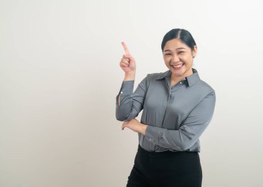 Beyaz arka planlı Asyalı kadın portresi