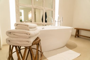 Havlu ve banyo küveti lüks banyoda.