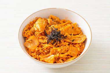 Kore usulü domuz dilimlenmiş kimchi pilavı.