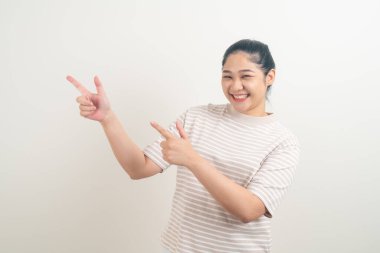 Arka planda el işaretli Asyalı kadın.