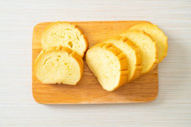 Tahtada dilimlenmiş patates ekmeği.