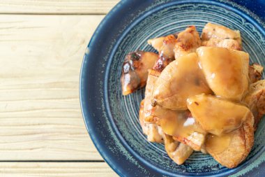 Hindistan cevizi soslu ızgara muz.