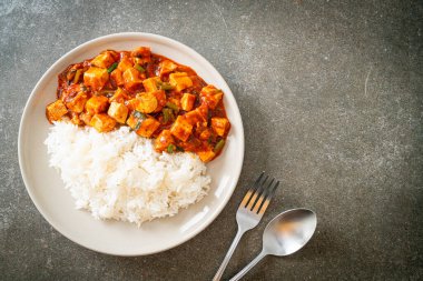 Mapo Tofu - Geleneksel Sichuan yemeği ipek tofu ve kıyma, acı biber yağı ve Sichuan biberleri ile doldurulmuş mala tadında - Asya yemek tarzı