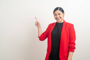 Beyaz arka planda el işaretli Asyalı kadın portresi