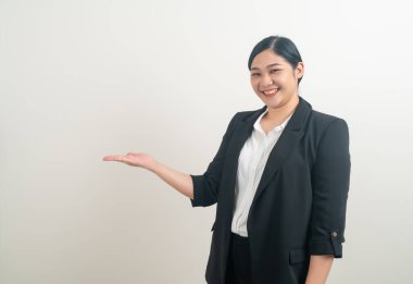 Arka planda el işaretli Asyalı kadın.