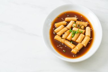 Baharatlı Jjajang Tteokbokki veya baharatlı siyah fasulye soslu Kore pirinç keki - Kore yemeği tarzı