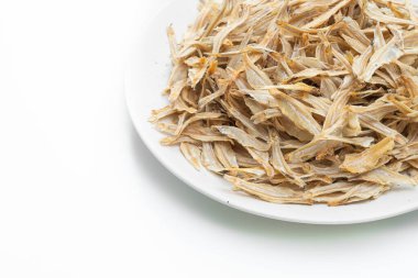 Beyaz arka planda izole edilmiş kuru ve çıtır çıtır fırın balığı.