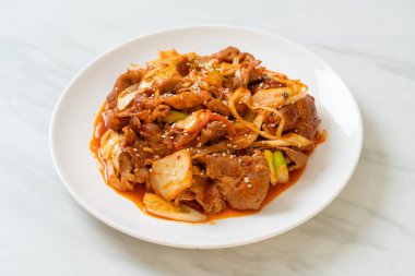 Kore usulü baharatlı ve kimchi soslu kızarmış domuz eti.
