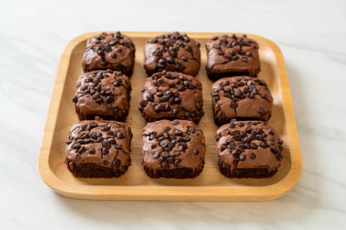 Üstünde çikolata parçacıkları olan çikolatalı browniler.