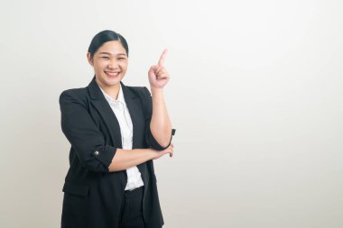 Beyaz arka planlı Asyalı kadın portresi