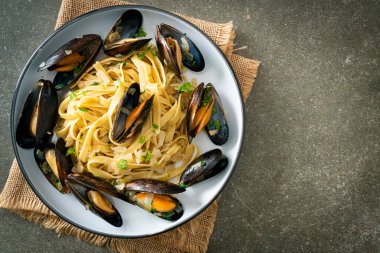 Linguine spagetti makarna vongole beyaz şarap sosu İtalyan deniz ürünleri makarna ve midye