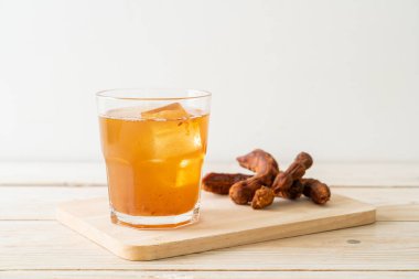 Lezzetli tatlı içecek demirhindi suyu ve buz küpü - sağlıklı içecek tarzı