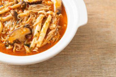 Tom Yum Çorbası ile karıştırılmış Baharatlı Mantar - Vejetaryen yemek tarzı