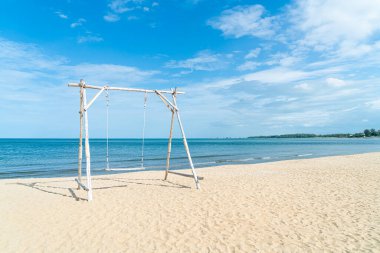Sahilde ahşap salıncak.