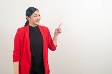 Beyaz arka planda el işaretli Asyalı kadın portresi