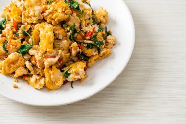 Tayland fesleğeni ve biberli sahanda yumurta Asya usulü.