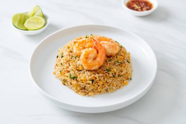 Tayland usulü ev yapımı kızarmış karides. Asya usulü.