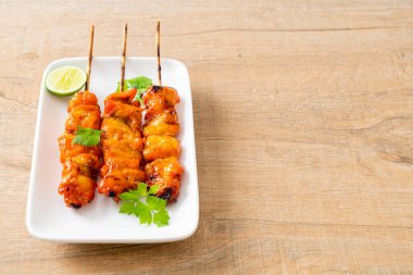 Baharatlı ve otlu ızgara tavuk şişi.