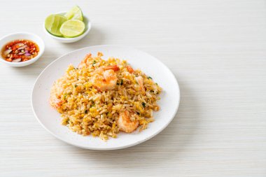 Tayland usulü ev yapımı kızarmış karides. Asya usulü.