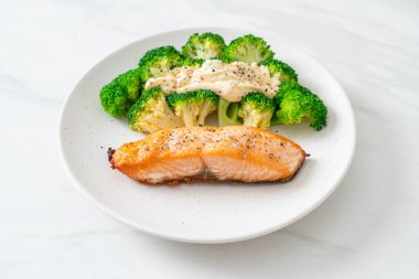 Brokolili ızgara somon bifteği. Sağlıklı yemek tarzı.