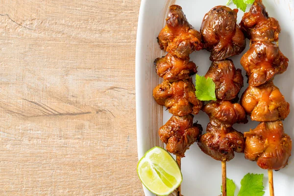 Izgara tavuk şişi. Tabakta baharat ve şifalı otlar var.