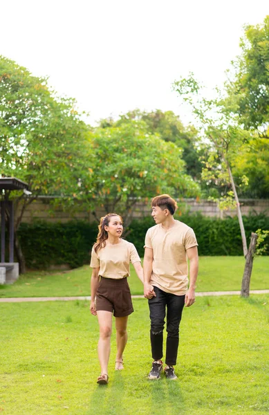 Asian Couple Love Dating Spending Time Together Park — Stockfoto