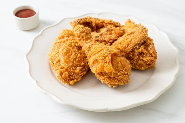 Gebratenes Huhn Mit Ketchup Auf Dem Teller Ungesunde Lebensmittel — Stockfoto