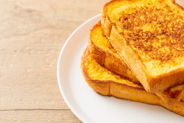 Rostat Bröd Vit Tallrik Till Frukost — Stockfoto