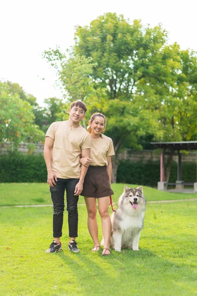 Asian Couple Love Cute Dog Garden — Foto de Stock