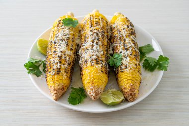 Barbekü ve ızgara mısır, peynirli ve limonlu