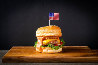Hawaii domuz burgeri - peynirli domuz eti ve ızgara ananaslı burger - Amerikan yemek tarzı
