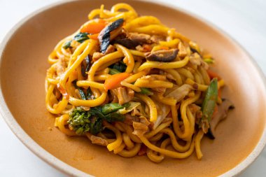 Vejetaryen usulü sebzeli kızarmış yakisoba eriştesi. Vejetaryen ve vejetaryen yemek tarzı.